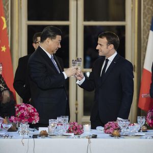 Emmanuel Macron et Xi Jinping portant un toast lors du dîner d'Etat à l'Elysée lundi soir.