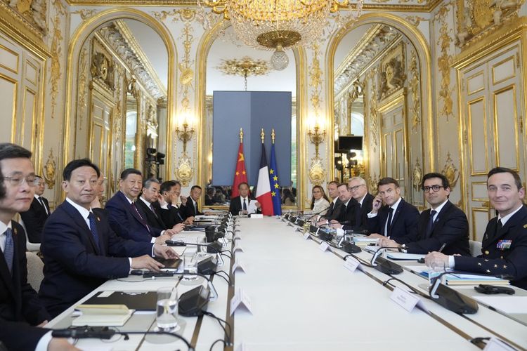 Xi Jinping et Emmanuel Macron entourés de leur délégation à l'Elysée.