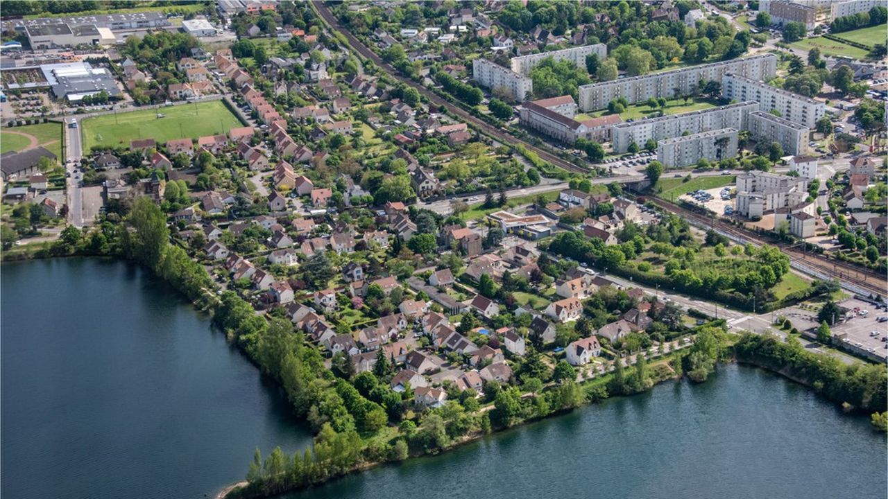 Le quartier, construit dans les années 1960, représente le tiers de la ville de Verneuil-sur-Seine et compte 6.000 habitants.