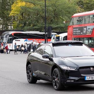 Wayve a déjà testé des voitures autonomes embarquant sa technologie, comme ici dans les rues de Londres.