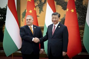 Derrière les liens diplomatiques entre le hongrois Viktor Orban et le chinois Xi Jinping (ici à Pékin en octobre 2023), les liens économiques se développent.