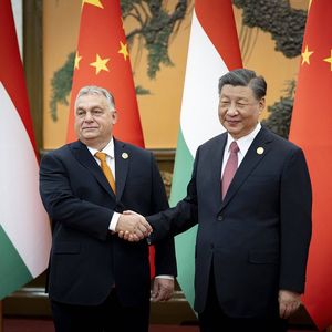 Derrière les liens diplomatiques entre le hongrois Viktor Orban et le chinois Xi Jinping (ici à Pékin en octobre 2023), les liens économiques se développent.