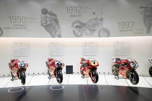 Au siège de Ducati, à Bologne, où sont exposés les modèles emblématiques retraçant l'histoire de la «Rossa».