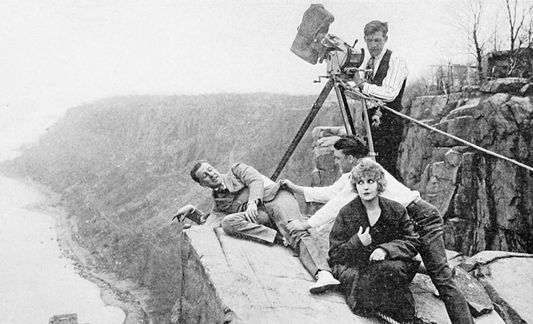 En 1918, à Cliffhanger Point, sur une falaise de l'Hudson, tournage d'un des épisodes de la série de films « The House of Hate », produit par Pathé, avec Pearl White et Antonio Moreno. 
