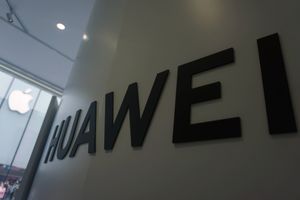 Depuis 2019, des sanctions de Washington coupent Huawei des chaînes d'approvisionnement mondiales en technologies et en composants américains.