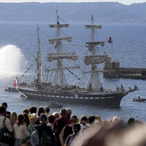 Le trois-mâts, après 12 jours de navigation, entre dans le Vieux-Port de Marseille, avec à son bord, la flamme olympique.