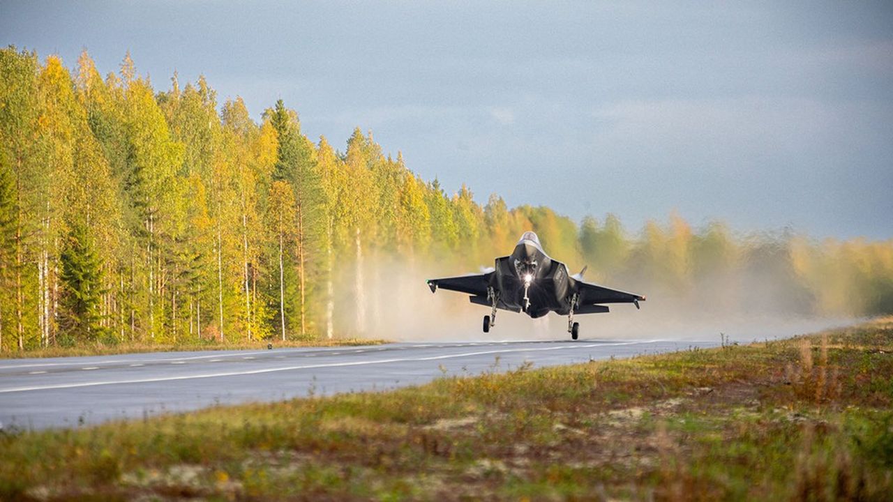 La Finlande, qui a préféré le F35 au Rafale, fait partie des rares pays à faire atterrir et décoller l'appareil sur des routes nationales. Le chasseur a été commandé par onze pays en Europe, quand le Rafale en équipe trois.
