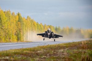 La Finlande, qui a préféré le F35 au Rafale, fait partie des rares pays à faire atterrir et décoller l'appareil sur des routes nationales. Le chasseur a été commandé par onze pays en Europe, quand le Rafale en équipe trois.