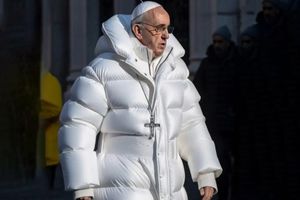 Cette photo du Pape François a été créée par intelligence artificielle (il n'a donc jamais porté une telle doudoune).