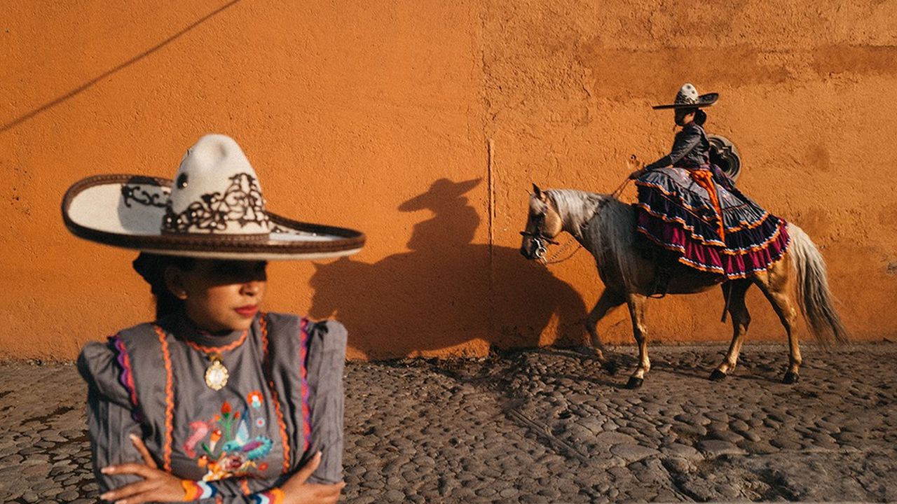A Mexico, le 8 avril 2022. Les « escaramuzas » concourent à cheval lors de la « charreria », sport traditionnel classé au Patrimoine mondial de l'humanité.