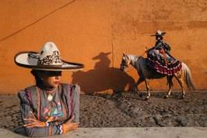 A Mexico, le 8 avril 2022. Les « escaramuzas » concourent à cheval lors de la « charreria », sport traditionnel classé au Patrimoine mondial de l'humanité.