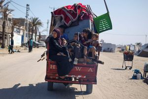 Des Palestiniens fuient Rafah, jeudi 9 mai 2024.