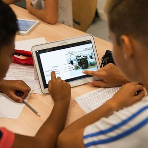 Selon l'OCDE, les technologies numériques sont « déterminantes » pour éveiller « l'intérêt des jeunes à des domaines comme l'intelligence artificielle, la programmation ou l'ingénierie ».