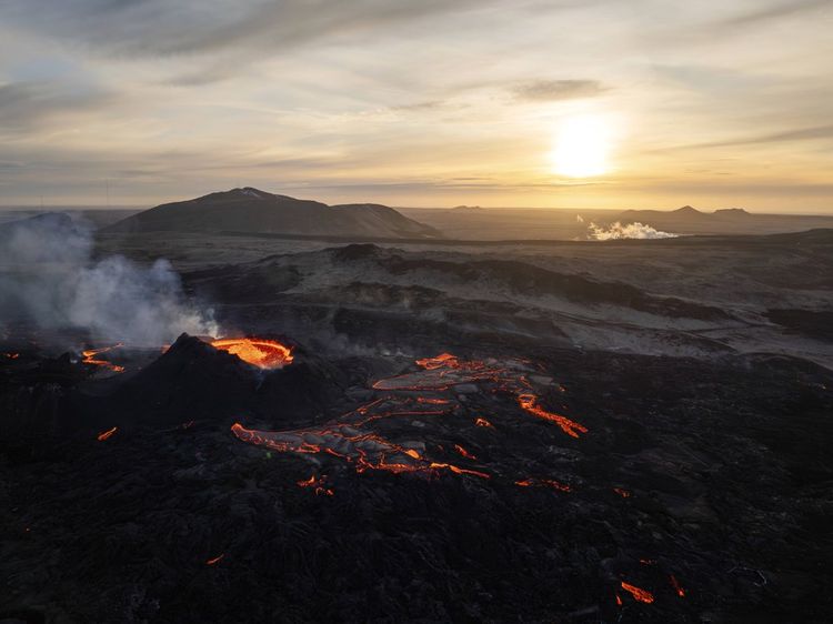« Des experts de la Protection civile ont survolé au drone le site de l'éruption à Sundhnúkagígar hier soir et aucune activité n'a été observée dans le cratère », écrit l'Office météorologique islandais (IMO) sur son site internet. « Le trémor volcanique avait diminué hier et aucune effusion de lave n'était visible depuis le cratère cette nuit. Cette éruption, qui a duré près de 54 jours, est donc terminée. »