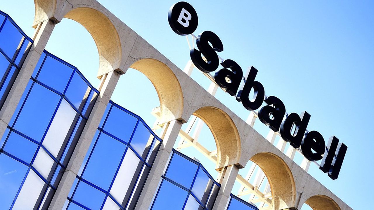 Le géant bancaire espagnol BBVA lance une OPA hostile sur Sabadell, après le refus d'une offre de fusion amicale.