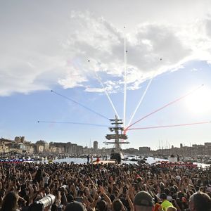 La Patrouille de France salue l'arrivée du Belem dans le port de Marseille et de la flamme olympique.