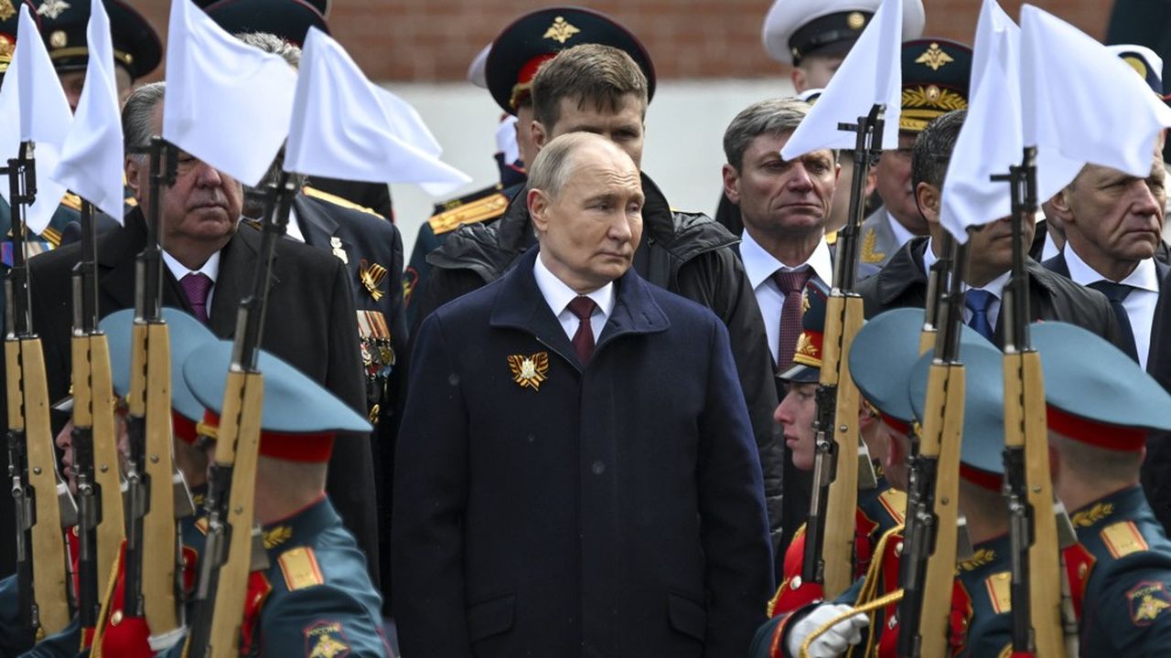 Vladimir Poutine a présidé le traditionnel défilé militaire du 9 Mai à Moscou en évoquant une Ukraine qu'il faudrait « dénazifier ».