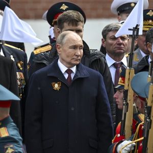 Vladimir Poutine a présidé le traditionnel défilé militaire du 9 Mai à Moscou en évoquant une Ukraine qu'il faudrait « dénazifier ».