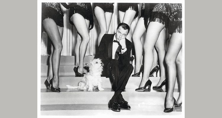 Frank Sinatra, dans une scène du film « La Blonde ou la Rousse » (1957).