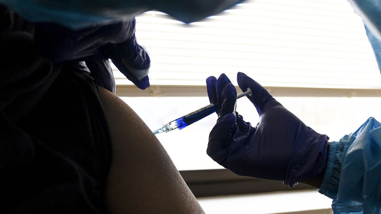 Novavax, qui avait testé son vaccin anti-Covid aux Etats-Unis dès janvier 2021, en cède la licence à Sanofi qui va le combiner aux vaccins contre la grippe dont il est le leader mondial.