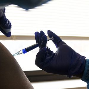 Novavax, qui avait testé son vaccin Covid aux Etats-Unis dès janvier 2021, en cède la licence à Sanofi qui va le combiner aux vaccins grippe dont il est le leader mondial.