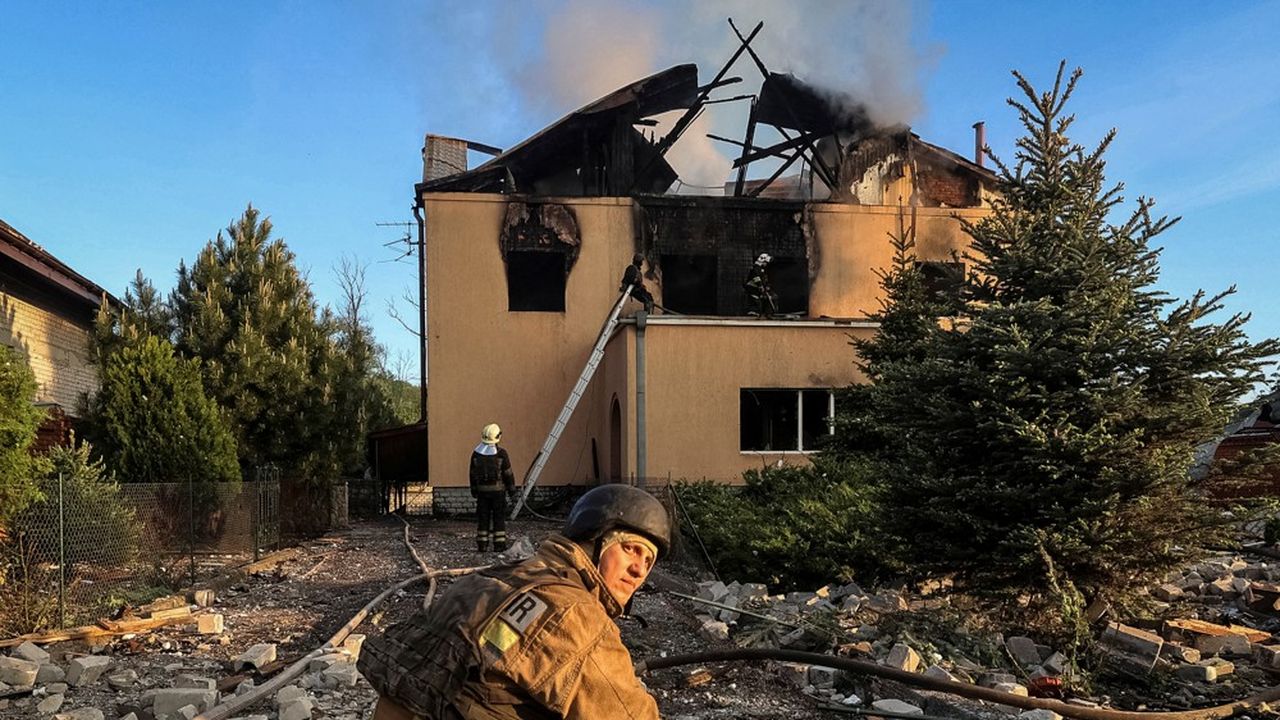Pompier ukrainien juste après une frappe russe à Kharkiv vendredi 10 mai 2024.