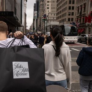 Shopping devant l'emblématique Saks Fifth Avenue à New York.