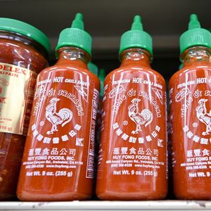 Vendue dans une bouteille floquée d'un coq, la sauce sriracha est le best-seller de Huy Fong Foods.