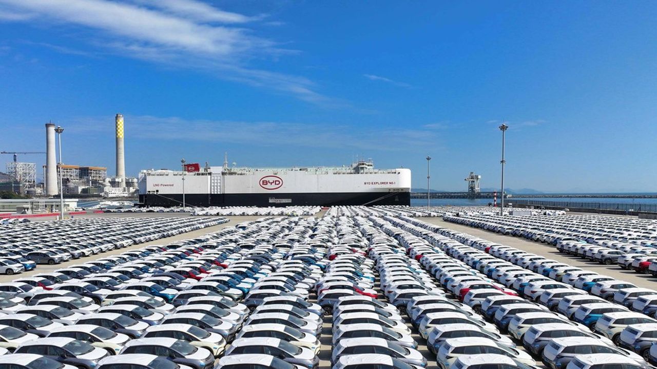 Des voitures électriques de BYD sur le port de Shenzhen (Chine), en avril.