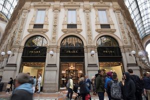Boutique Prada dans la célèbre Galleria Vittorio Emanuele II à Milan.