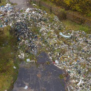 A Rédange, le 15 novembre 2023. Dans cette commune frontalière du Luxembourg, 250 tonnes de déchets pourrissent à l'air libre depuis plus de quatre ans, dans un ancien concasseur minier.