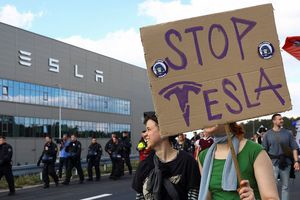 Des activistes défilent contre le projet d'extension de l'usine Tesla de Grünheide, près de Berlin.