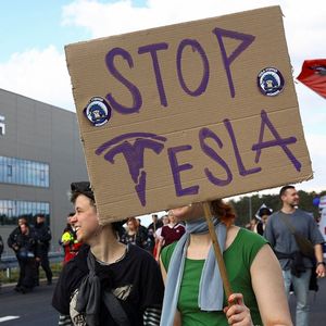 Des activistes défilent contre le projet d'extension de l'usine Tesla de Grünheide, près de Berlin.