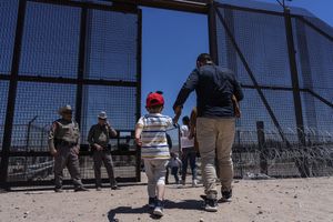 Des migrants venant de passer la frontière entre le Mexique et les Etats-Unis sont placés en garde à vue par la police aux frontières, en mai 2023 à El Paso (Texas).