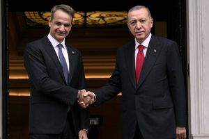 Kyriakos Mitsotakis et Recep Tayyip Erdogan. Le « nouveau chapitre » entamé récemment par les Grecs et les Turcs, salué par les chancelleries occidentales et la presse internationale, laisse aux observateurs attentifs comme un air de déjà-vu.