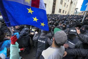 Ce lundi 13 mai, dans le centre de Tbilissi, des heurts ont lieu entre manifestants pro-européens et forces de l'ordre.