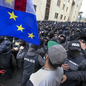Ce lundi 13 mai 2024 matin, dans le centre de Tbilissi, des heurts ont lieu entre manifestants pro-européens et forces de l'ordre.