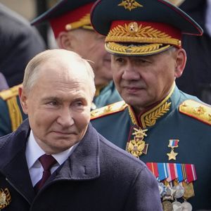Sergueï Choïgou et Vladimir Poutine le 9 mai 2024, lors de la commémoration du 79e anniversaire de la capitulation de l'Allemagne nazie.