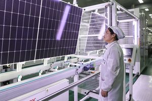 Un employé travaille sur des modules solaires photovoltaïques qui seront exportés dans une usine de Lianyungang, dans la province orientale du Jiangsu en Chine.