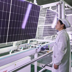 Un employé travaille sur des modules solaires photovoltaïques qui seront exportés dans une usine de Lianyungang, dans la province orientale du Jiangsu en Chine.