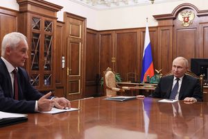 Le président Vladimir Poutine et son vice-Premier ministre, devenu ministre de la Défense, Andreï Belooussov lors d'une réunion au Kremlin.
