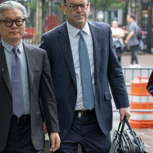 Le fondateur d'Archegos Capital Management, Bill Hwang, arrive au tribunal fédéral de New York, le 8 mai, pour la sélection du jury de son procès.