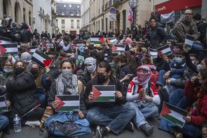 Un peu partout en Europe et aux Etats-Unis, comme ici à Paris le 26 avril, des étudiants manifestent leur soutien à Gaza.