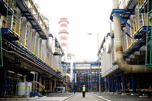 Il y a moins d'un an, Veolia, via sa filiale Sidem, avait déjà remporté à Abu Dhabi un contrat de 300 millions portant sur la conception de l'une des plus grandes usines de dessalement au monde. Le Moyen Orient et l'Afrique du Nord représentent 75 % du marché du dessalement.