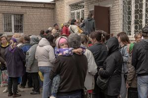 Des personnes déplacées font la queue pour s'enregistrer à un point d'évacuation de Kharkiv, le 14 mai 2024.