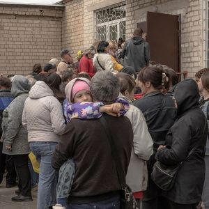 Des personnes déplacées font la queue pour s'enregistrer à un point d'évacuation de Kharkiv, le 14 mai 2024.