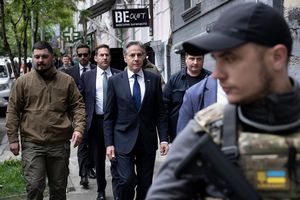 Le chef de la diplomatie américaine, Antony Blinken, dans les rues de Kiev ce mardi.