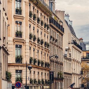 Sur un an, les loyers à Paris continuent d'augmenter fortement, malgré l'encadrement prévu par la préfecture.
