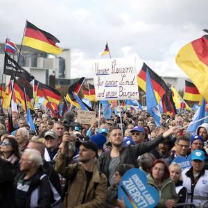 Manifestation de partisans de l'extrême droite allemande, en octobre 2022 à Berlin. Crédité en début d'année de 22 % d'intentions de vote pour les élections européennes, le parti Alternative für Deutschland (AfD) est tombé à 15 % outre-Rhin.