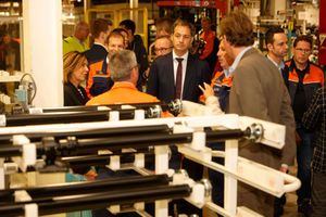 Le Premier ministre belge, Alexander De Croo, visite l'usine Volvo de Gand, en octobre 2021.